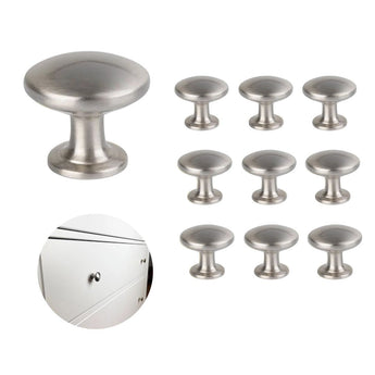 De afbeelding toont 10x Pedro RVS meubelknopjes van yessential.nl in geborsteld roestvrijstaal, met één ronde knop geïnstalleerd op een witte lade in een ronde inzet linksonder.
