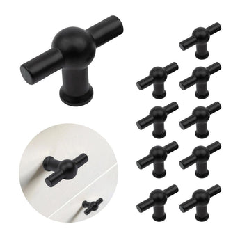 De afbeelding toont een set van 10x Rando Black Knob van yessential.nl, met één knop uitvergroot voor detail en een andere foto waarop de zwarte knop geïnstalleerd is op een witte kastlade.