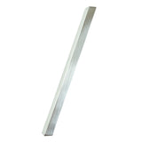 Een slanke, rechthoekige Amato Chrome 12,5cm bar van yessential.nl met een glanzende metallic afwerking wordt diagonaal weergegeven op een witte achtergrond. Eén uiteinde is schuin, als een echo van de moderne stijl van verchroomde huisnummers.