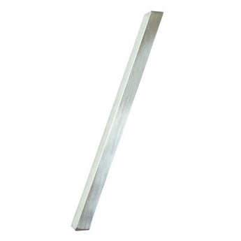 Een slanke, rechthoekige Amato Chrome 12,5cm bar van yessential.nl met een glanzende metallic afwerking wordt diagonaal weergegeven op een witte achtergrond. Eén uiteinde is schuin, als een echo van de moderne stijl van verchroomde huisnummers.