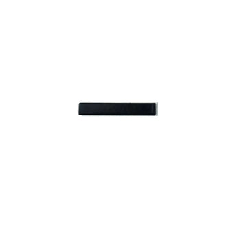 Een slanke, zwarte, rechthoekige Amato Black 12,5cm van yessential.nl staat in het midden op een witte achtergrond, en herinnert aan de minimalistische stijl van moderne huisnummers zwart met de verfijnde eenvoud van Amato design.