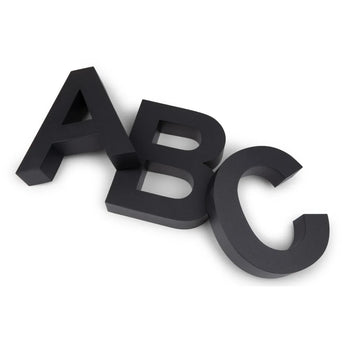 De Angelo Black 20cm letters van yessential.nl - A staand, B plat en C gekanteld - staan diagonaal op een witte achtergrond en doen denken aan moderne huisnummers met hun gedurfde 3D zwarte ontwerp.