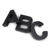 De Angelo Black 30cm van yessential.nl heeft vette zwarte 3D letters A, B, en C diagonaal geplaatst op wit-ideaal voor moderne huisnummers of om een statement te maken met een opvallende zwart huisnummer look.