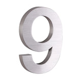 De Angelo RVS 20cm van yessential.nl is een moderne metallic nummer negen met een geborstelde zilveren afwerking, voorzien van een strak 3D ontwerp en weergegeven tegen een witte achtergrond.