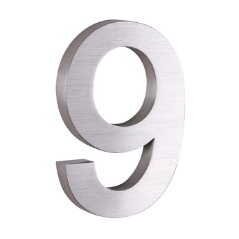 De Angelo RVS 20cm van yessential.nl is een moderne metallic nummer negen met een geborstelde zilveren afwerking, voorzien van een strak 3D ontwerp en weergegeven tegen een witte achtergrond.