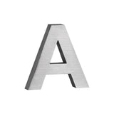De yessential.nl Angelo RVS 20cm is een metallic, driedimensionale hoofdletter A met een geborstelde zilveren afwerking, rechtopstaand tegen een effen witte achtergrond.