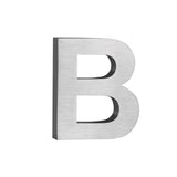 De Angelo RVS 20cm van yessential.nl is een metallic, driedimensionale hoofdletter B met een geborstelde zilveren afwerking, die lijkt op een modern huisnummer, weergegeven tegen een effen witte achtergrond.