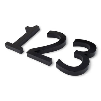 Drie grote Carlo Black huisnummers van 20 cm - 1, 2 en 3 - van yessential.nl liggen plat op een wit oppervlak en laten hun strakke moderne look zien, perfect voor elke eigentijdse ruimte.