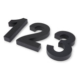 De Angelo Black 30cm huisnummers 1, 2 en 3 van yessential.nl zijn groot en driedimensionaal, in een rij op een witte ondergrond geplaatst en onder een hoek te zien.