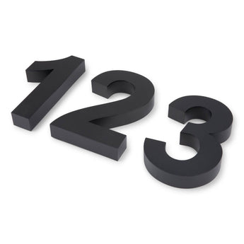 De Angelo Black 30cm huisnummers 1, 2 en 3 van yessential.nl zijn groot en driedimensionaal, in een rij op een witte ondergrond geplaatst en onder een hoek te zien.