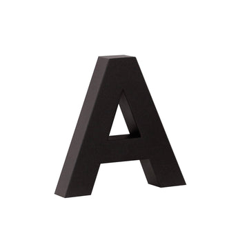 De Angelo Black 20cm van yessential.nl is een strakke, driedimensionale zwarte hoofdletter A die rechtop staat op een witte achtergrond, perfect voor moderne huisnummers.