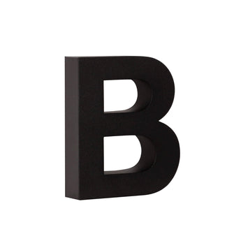 De Angelo Black 20cm van yessential.nl is een driedimensionale, zwarte hoofdletter B die rechtop staat tegen een witte achtergrond en een strakke, moderne uitstraling heeft die doet denken aan 3D huisnummers.