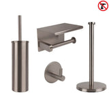 De Delo Gunmetal WC Set (no-drill) van yessential.nl heeft een geborstelde metalen afwerking en bestaat uit een toiletborstelhouder, toiletpapierhouder met planchet, enkele haak en verticale standaard; zonder boren symbool in de rechterbovenhoek.