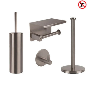 De Delo Gunmetal WC Set (no-drill) van yessential.nl heeft een geborstelde metalen afwerking en bestaat uit een toiletborstelhouder, toiletpapierhouder met planchet, enkele haak en verticale standaard; zonder boren symbool in de rechterbovenhoek.