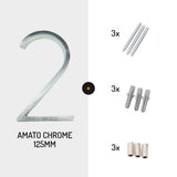 Het Amato Chroom 12,5cm huisnummer 2 van yessential.nl bevat installatiemateriaal - 3 schroeven, pluggen en metalen afstandhouders - gerangschikt op een witte achtergrond. Perfect voor wie op zoek is naar stijlvolle verchroomde huisnummers.