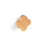 De Bambino Clover van yessential.nl is een houten klavertjevier knop, perfect om een speels tintje aan de kinderkamer te geven.