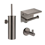 De Armando Gunmetal Set van yessential.nl bestaat uit een toiletborstelgarnituur, toiletpapierhouder met planchet en wandhaak - stijlvolle luxe badkameraccessoires op een witte achtergrond.