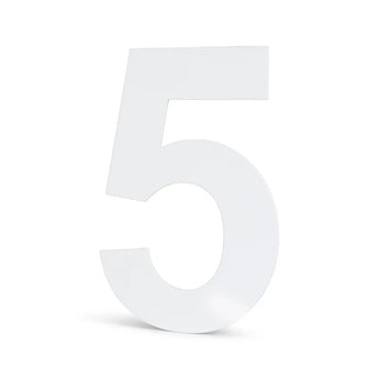 De Adamo White 15cm van yessential.nl is een groot, wit, driedimensionaal cijfer 5 dat rechtop staat tegen een effen achtergrond, perfect als stijlvol huisnummer voor een moderne inrichting.