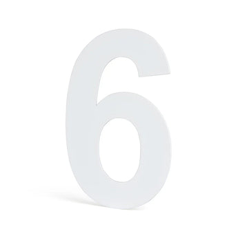 Een groot Adamo White 15cm huisnummer van yessential.nl, nummer zes, staat rechtop tegen een effen witte achtergrond.