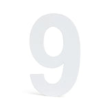 De Adamo White 15cm van yessential.nl is een groot, driedimensionaal wit cijfer 9, ideaal als modern huisnummer of stijlvol huisnummeraccent voor in huis, afstekend tegen elke effen achtergrond.
