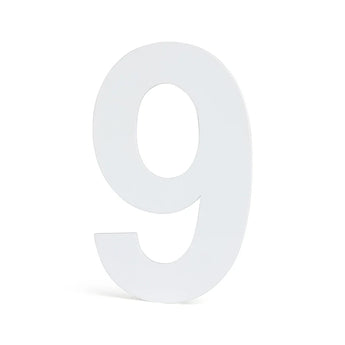 De Adamo White 15cm van yessential.nl is een groot, driedimensionaal wit cijfer 9, ideaal als modern huisnummer of stijlvol huisnummeraccent voor in huis, afstekend tegen elke effen achtergrond.
