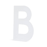 Een grote, witte hoofdletter B in Adamo White 15cm van yessential.nl staat rechtop op een witte achtergrond en roept de sfeer op van een stijlvol huisnummer.