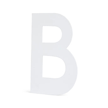Een grote, witte hoofdletter B in Adamo White 15cm van yessential.nl staat rechtop op een witte achtergrond en roept de sfeer op van een stijlvol huisnummer.