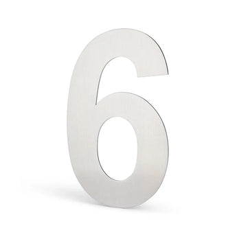 Een metallic nummer 6 staat rechtop op een witte achtergrond en werpt een vage schaduw naar links. Het yessential.nl Animo RVS 15cm (geen boor) ontwerp voegt een modern tintje toe aan elke woning.