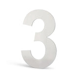 Een groot, metallic nummer 3 met een geborsteld zilveren afwerking staat rechtop op een witte achtergrond. Dit strakke Animo RVS 15cm (geen boor) huisnummer van yessential.nl is perfect voor eigentijdse huizen.