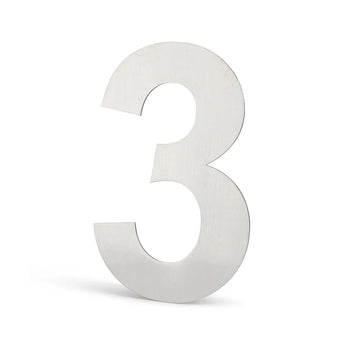 Een groot, metallic nummer 3 met een geborsteld zilveren afwerking staat rechtop op een witte achtergrond. Dit strakke Animo RVS 15cm (geen boor) huisnummer van yessential.nl is perfect voor eigentijdse huizen.