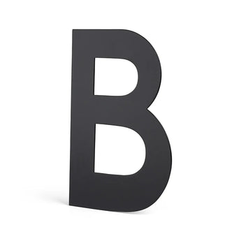 Een krachtige, effen zwarte letter B in Adamo Black 15cm van yessential.nl valt op tegen een effen witte achtergrond - ideaal als modern rvs huisnummer of huisnummer zwart accent voor je huis.
