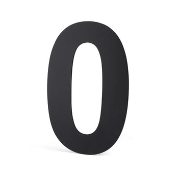De Adamo Black 15cm van yessential.nl is een groot, zwart 3D cijfer nul (0) dat rechtop staat tegen een effen witte achtergrond-perfect als opvallend rvs huisnummer accent.