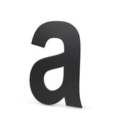 De Adamo Black 15cm van yessential.nl is een matte, zwarte, vette 3D kleine letter 'a' in schreefloos, rechtopstaand op een witte achtergrond-ideaal als elegant rvs huisnummer.