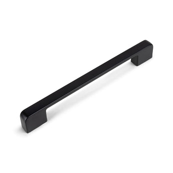 De Ramiro Black Deluxe van yessential.nl is een strakke, moderne zwarte trekgreep met rechte lijnen en afgeronde hoeken - perfect voor luxe ladegrepen. Gefotografeerd op een witte achtergrond.