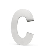 Een metallic hoofdletter C (Adamo RVS 15cm) met een geborsteld zilveren afwerking van yessential.nl, ideaal voor stijlvolle RVS huisnummers, rechtopstaand op een witte achtergrond.