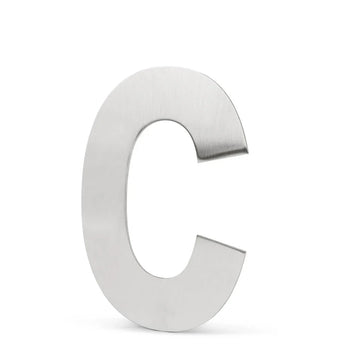 Een metallic hoofdletter C (Adamo RVS 15cm) met een geborsteld zilveren afwerking van yessential.nl, ideaal voor stijlvolle RVS huisnummers, rechtopstaand op een witte achtergrond.