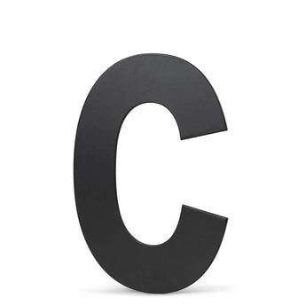 Een grote Adamo Black 15cm letter C van yessential.nl op een witte achtergrond-ideaal als modern huisnummer zwart of rvs huisnummer accent voor in huis.