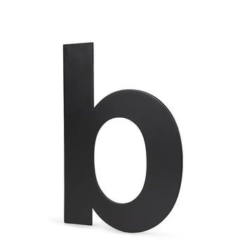 De Adamo Black 15cm van yessential.nl is een zwarte, rechtopstaande kleine letter 'b' met een modern, gedurfd ontwerp en gladde afwerking - ideaal als huisnummer zwart voor eigentijdse ruimtes.