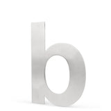 De Adamo RVS 15cm van yessential.nl is een metallic kleine letter b met een geborstelde zilveren afwerking, geïnspireerd op stijlvolle huisnummers, en staat rechtop op een witte achtergrond.