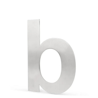 De Adamo RVS 15cm van yessential.nl is een metallic kleine letter b met een geborstelde zilveren afwerking, geïnspireerd op stijlvolle huisnummers, en staat rechtop op een witte achtergrond.