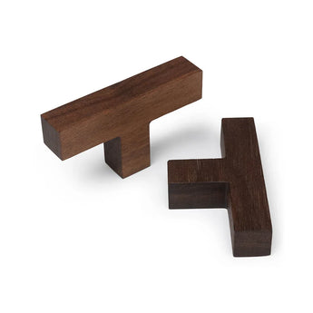 Twee Vigio Walnut Knob handgrepen van yessential.nl, in de vorm van de letter T, worden getoond op een witte achtergrond - één rechtop en één plat liggend.