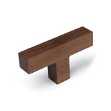 De Vigio Walnut knop van yessential.nl heeft een afwerking van donker walnoot, een T-vormig ontwerp en strakke randen, afgebeeld op een witte achtergrond met een zachte schaduw.