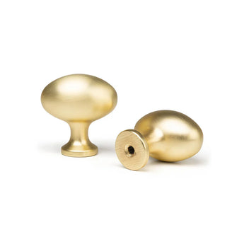 Twee Agero Gold Knob Deluxe meubelknoppen van yessential.nl worden getoond: één rechtop met een afgeronde top, de ander op zijn zijde met zichtbaar schroefgat in geborsteld goud. Perfecte keuze voor elk interieur.
