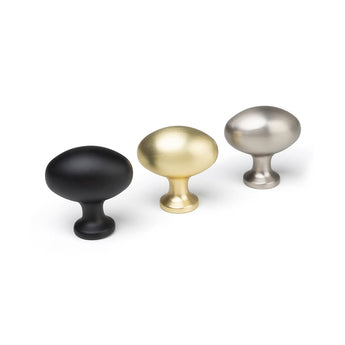 Drie Agero Gold Knob Deluxe kastknoppen van yessential.nl op een rij op een witte achtergrond, met matzwarte, gepolijste gouden en geborsteld nikkel afwerkingen - een stijlvol accent met de luxe meubelknop goud look.