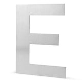 De Animo RVS 15cm (geen boor) van yessential.nl is een grote, metallic hoofdletter E, perfect te gebruiken als huisnummer of stijlvolle huisnummers zelfklevend, tegen een effen witte achtergrond.