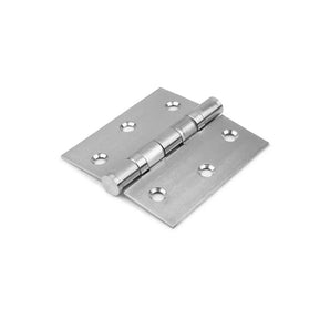 De Ludo RVS 76x76 van yessential.nl is een roestvrijstalen, vierkant deurscharnier met zes schroefgaten, opengeklapt getoond op een witte achtergrond. Het heeft een cilindrische pin en een gladde, geborstelde afwerking.