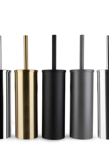 Vijf yessential.nl Bruno Chrome cilindrische toiletborstels met lange stelen in chroom, goud, matzwart, donkergrijs en zilver staan op een rij tegen een witte achtergrond.