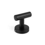De Ferro Black WC-set van yessential.nl heeft een slanke, zwarte, T-vormige metalen knop met een ronde basis - perfect voor moderne matzwarte toiletten of badkameraccessoires - hier getoond op een witte achtergrond.