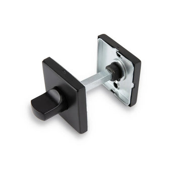 Het Vano Black WC-slot van yessential.nl wordt weergegeven op een witte achtergrond. De ene kant toont de duimknop, terwijl de andere kant de achterplaat, metalen as en bevestigingsmateriaal toont.