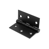 Het Ludo Black 76x76 deurscharnier van yessential.nl heeft drie schroefgaten op elke klep en is uitgevoerd in zwart metaal tegen een witte achtergrond.
